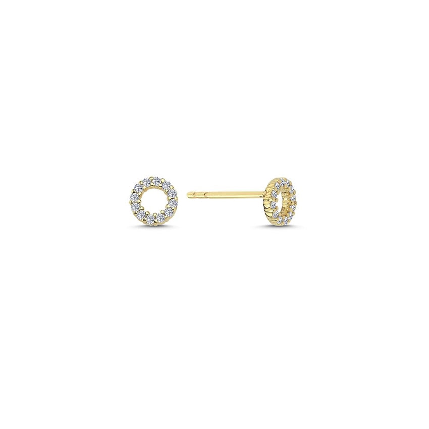 Ayla ørestikker i 14 karat guld fra Nuran med 0,18 ct diamanter i klassisk rundt design.